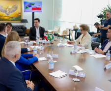  reunião entre o governador Carlos Massa Ratinho Junior e o chefe do governo regional, Jakub Chelstowkski, durante visita da comitiva polonesa à Curitiba. 