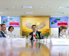  reunião entre o governador Carlos Massa Ratinho Junior e o chefe do governo regional, Jakub Chelstowkski, durante visita da comitiva polonesa à Curitiba. 