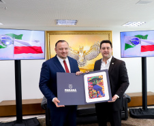  reunião entre o governador Carlos Massa Ratinho Junior e o chefe do governo regional, Jakub Chelstowkski, durante visita da comitiva polonesa à Curitiba. 