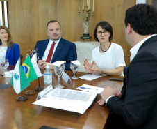  reunião entre o governador Carlos Massa Ratinho Junior e o chefe do governo regional, Jakub Chelstowkski, durante visita da comitiva polonesa à Curitiba. 