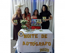  Alunos da rede estadual distribuem autógrafos em evento de lançamento de livros autorais