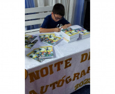  Alunos da rede estadual distribuem autógrafos em evento de lançamento de livros autorais