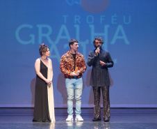 Troféu Gralha Azul premia peças e personagens do teatro na 40º edição