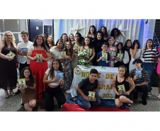  Alunos da rede estadual distribuem autógrafos em evento de lançamento de livros autorais