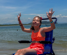 Cadeiras especiais ajudam pessoas com dificuldades de locomoção a curtir a Ilha do Mel
