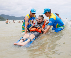 Praia Acessível já atendeu 603 pessoas com cadeiras anfíbias para pessoas com deficiência ou baixa mobilidade
