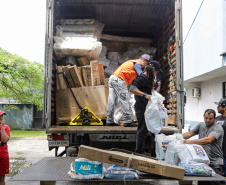 Defesa Civil do Paraná manda caminhão com 150 colchões e cestas básicas para Guaratuba