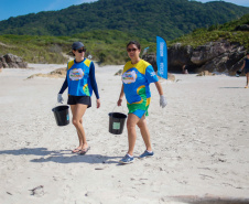 Em mutirão de apenas duas horas, Estado recolhe 7 mil itens de lixo na Ilha do Mel