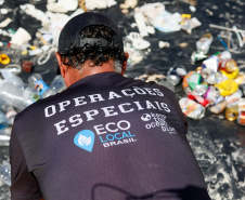 Em mutirão de apenas duas horas, Estado recolhe 7 mil itens de lixo na Ilha do Mel