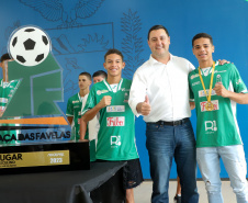 Conquista inédita: governador recebe jovens paranaenses que levantaram a Taça das Favelas