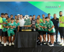Conquista inédita: governador recebe jovens paranaenses que levantaram a Taça das Favelas