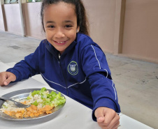  Com a oferta de três refeições por turno, o programa Mais Merenda leva maior variedade, sabor e nutrientes à alimentação escolar do Paraná. 