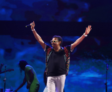 Noite histórica: Luan Santana e É o Tchan levam quase 180 mil pessoas aos shows no Litoral