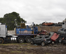 Detran-PR prensa 452 toneladas de veículos para reciclagem