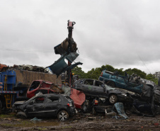 Detran-PR prensa 452 toneladas de veículos para reciclagem