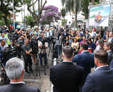 A partir desta quarta-feira (28), entram em operação os primeiros dois lotes das novas concessões rodoviárias do Paraná. A formalização do processo de transferência da administração das rodovias para as concessionárias aconteceu nesta segunda-feira (26), na sede do Departamento de Estradas de Rodagem do Paraná (DER-PR), em Curitiba.