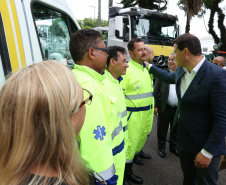 A partir desta quarta-feira (28), entram em operação os primeiros dois lotes das novas concessões rodoviárias do Paraná. A formalização do processo de transferência da administração das rodovias para as concessionárias aconteceu nesta segunda-feira (26), na sede do Departamento de Estradas de Rodagem do Paraná (DER-PR), em Curitiba.