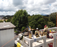 Bombeiros do Paraná disputam competição internacional de resgate em altura