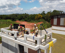 Bombeiros do Paraná disputam competição internacional de resgate em altura