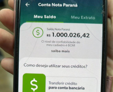 Moradora de Paranaguá recebe cheque de R$ 1 milhão do Nota Paraná um dia depois do aniversário