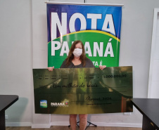 Moradora de Paranaguá recebe cheque de R$ 1 milhão do Nota Paraná um dia depois do aniversário