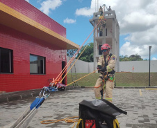 Bombeiros do Paraná disputam competição internacional de resgate em altura