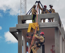 Bombeiros do Paraná disputam competição internacional de resgate em altura