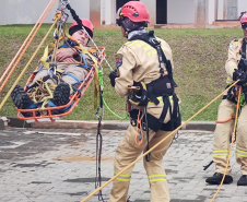 Bombeiros do Paraná disputam competição internacional de resgate em altura