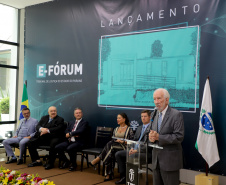 O governador em exercício Darci Piana participou nesta segunda-feira (19), em Curitiba, do lançamento de um projeto do Tribunal de Justiça do Estado do Paraná (TJPR) para instalação de pontos de atendimento remoto em municípios que não são sedes de suas comarcas. 