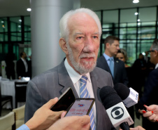 O governador em exercício Darci Piana participou nesta segunda-feira (19), em Curitiba, do lançamento de um projeto do Tribunal de Justiça do Estado do Paraná (TJPR) para instalação de pontos de atendimento remoto em municípios que não são sedes de suas comarcas. 