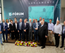 O governador em exercício Darci Piana participou nesta segunda-feira (19), em Curitiba, do lançamento de um projeto do Tribunal de Justiça do Estado do Paraná (TJPR) para instalação de pontos de atendimento remoto em municípios que não são sedes de suas comarcas. 