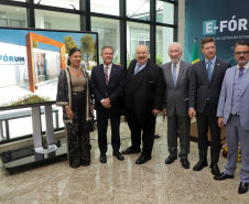 O governador em exercício Darci Piana participou nesta segunda-feira (19), em Curitiba, do lançamento de um projeto do Tribunal de Justiça do Estado do Paraná (TJPR) para instalação de pontos de atendimento remoto em municípios que não são sedes de suas comarcas. 