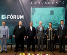 O governador em exercício Darci Piana participou nesta segunda-feira (19), em Curitiba, do lançamento de um projeto do Tribunal de Justiça do Estado do Paraná (TJPR) para instalação de pontos de atendimento remoto em municípios que não são sedes de suas comarcas. 