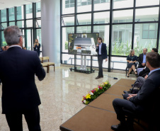 O governador em exercício Darci Piana participou nesta segunda-feira (19), em Curitiba, do lançamento de um projeto do Tribunal de Justiça do Estado do Paraná (TJPR) para instalação de pontos de atendimento remoto em municípios que não são sedes de suas comarcas. 