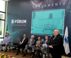 O governador em exercício Darci Piana participou nesta segunda-feira (19), em Curitiba, do lançamento de um projeto do Tribunal de Justiça do Estado do Paraná (TJPR) para instalação de pontos de atendimento remoto em municípios que não são sedes de suas comarcas. 