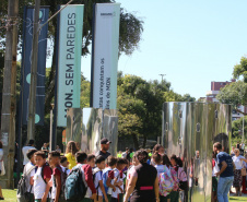 MON sem Paredes  Outra opção é o MON sem Paredes – Artistas Conquistam os Jardins, lançado nesta semana. O projeto leva esculturas para a área externa do Museu Oscar Niemeyer, conhecido como Parcão, com as quais o público, em especial as crianças, pode interagir. As obras são assinadas pelos artistas Artur Lescher, Rômmulo Conceição, Alexandre Vogler, Narcélio Grud e pela portuguesa Joana Vasconcelos