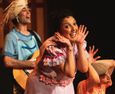 CRIANÇAS NO TEATRO