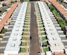 Governador entrega 44 casas e anuncia construção de condomínio do idoso em Ibiporã