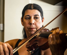 Da fundação às apresentações atuais, mulheres formam pilar fundamental da Orquestra Sinfônica do Paraná. Na foto, Fernanda.