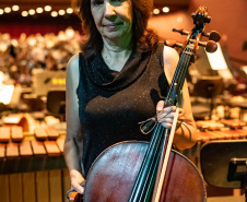 Da fundação às apresentações atuais, mulheres formam pilar fundamental da Orquestra Sinfônica do Paraná. Na foto, Fernanda.