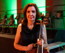 Da fundação às apresentações atuais, mulheres formam pilar fundamental da Orquestra Sinfônica do Paraná. Na foto, Fernanda.