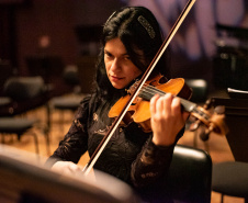 Da fundação às apresentações atuais, mulheres formam pilar fundamental da Orquestra Sinfônica do Paraná. Na foto, Fernanda.