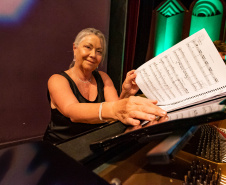 Da fundação às apresentações atuais, mulheres formam pilar fundamental da Orquestra Sinfônica do Paraná. Na foto, Fernanda.