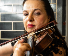 Da fundação às apresentações atuais, mulheres formam pilar fundamental da Orquestra Sinfônica do Paraná. Na foto, Fernanda.