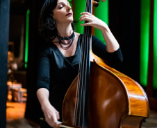 Da fundação às apresentações atuais, mulheres formam pilar fundamental da Orquestra Sinfônica do Paraná. Na foto, Fernanda.