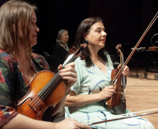 Da fundação às apresentações atuais, mulheres formam pilar fundamental da Orquestra Sinfônica do Paraná. Na foto, Fernanda.