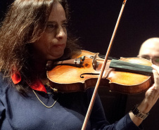 Da fundação às apresentações atuais, mulheres formam pilar fundamental da Orquestra Sinfônica do Paraná. Na foto, Fernanda.