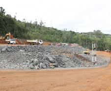 Recuperação da PR-170 avança durante período de interdição