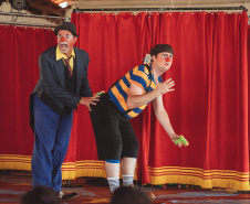 CRIANÇAS NO TEATRO