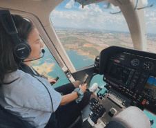 A tenente Jenifer Formanquevski é copiloto aeronave Grand Caravan C208B e a primeira mulher da Polícia Militar do Paraná a ter licenças para pilotar aviões e a segunda para pilotar helicópteros.